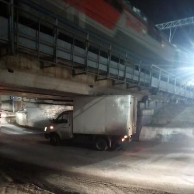 Сегодня ночью в Саратове ГАЗель протаранила мост Сегодня ночью в Саратове ГАЗель протаранила мост
