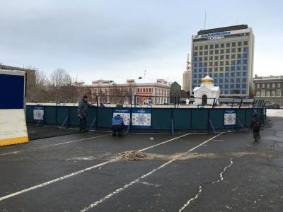 На Театральной площади начали оборудовать ледовый каток