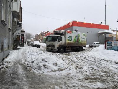 Застрявшая в снегу фура перекрыла Соляную