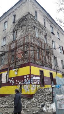 С стене дома в Заводском районе образовалась дыра С стене дома в Заводском районе образовалась дыра