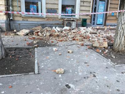 Под завалами рухнувшей стены на Киселева оказался припаркованный автомобиль