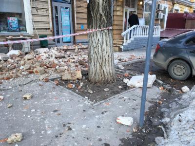 Под завалами рухнувшей стены на Киселева оказался припаркованный автомобиль