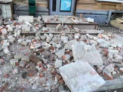 Под завалами рухнувшей стены на Киселева оказался припаркованный автомобиль