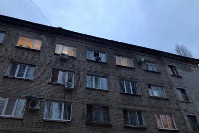 В Саратове наркоман едва не выпал из окна
