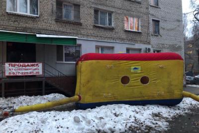 В Саратове наркоман едва не выпал из окна