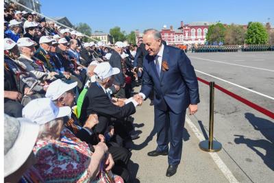 По Театральной площади торжественно прошли войска Саратовского гарнизона