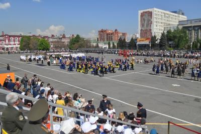 По Театральной площади торжественно прошли войска Саратовского гарнизона