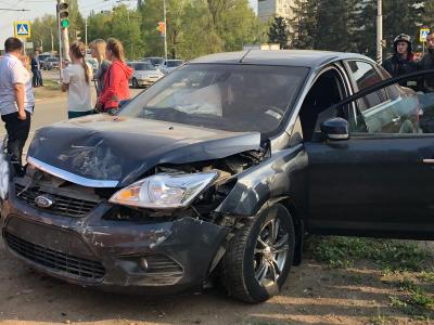 У мэрии перевернулась иномарка с девушкой за рулем
