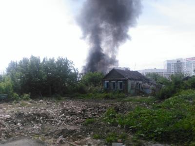 В сотне метров от моста через Волгу горит дом