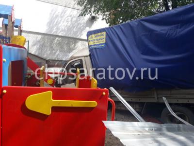 На Новоузенской грузовик протаранил детскую площадку