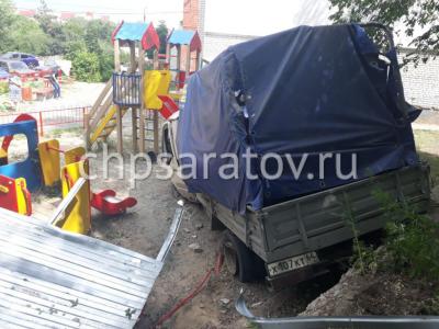 На Новоузенской грузовик протаранил детскую площадку