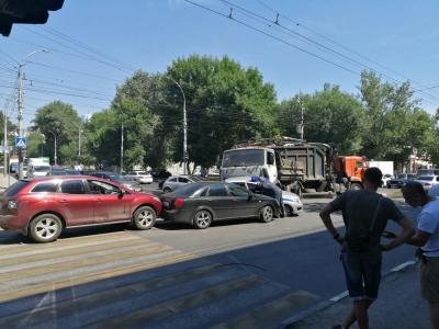 Полицейский автомобиль оказался зажат между КамАЗом и Chevrolet на Орджоникидзе 