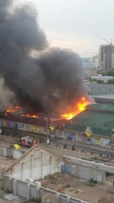Жители: в центре Энгельса подожгли ярмарку 