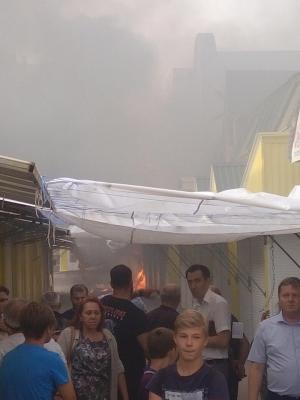 Жители: в центре Энгельса подожгли ярмарку 