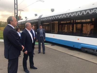 Губернатор побывал на заводе электротранспорта