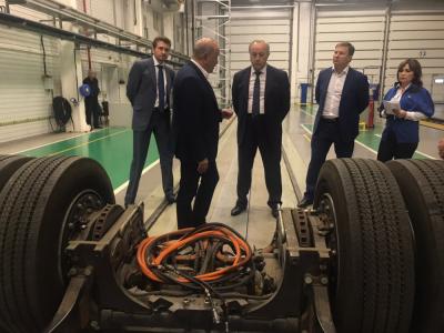 Губернатор побывал на заводе электротранспорта