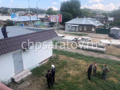 Жители Чапаева обнаружили на крыше магазина гранату