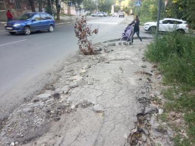 Саратовцы жалуются на небезопасные тротуары улицы Лунной