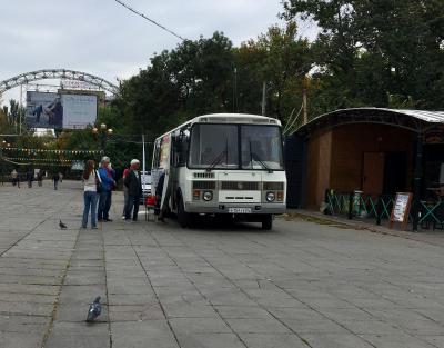 К автобусу с бесплатной вакциной выстроилась очередь