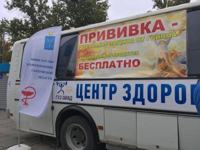 К автобусу с бесплатной вакциной выстроилась очередь