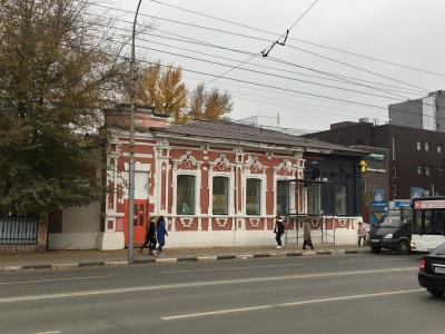 Очевидцы: в центре Саратова старинное здание красят в черный цвет