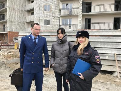 Прокуратура искала на стройплощадках работников с Прокуратура искала на стройплощадках работников с