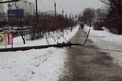 В Ленинском районе упал столб