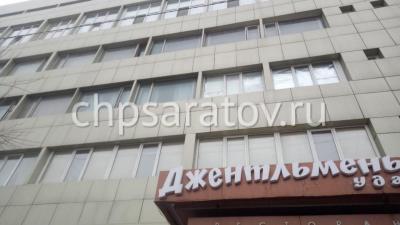 На Радищева упавшая створка окна травмировала прохожую На Радищева упавшая створка окна травмировала прохожую