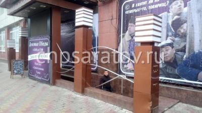 На Радищева упавшая створка окна травмировала прохожую На Радищева упавшая створка окна травмировала прохожую