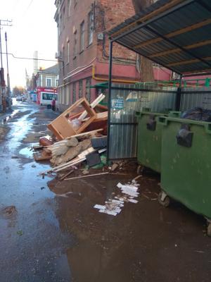 Жители Энгельса начали выбрасывать на улицу мебель 