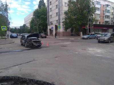 В центре Саратова разбилось такси 