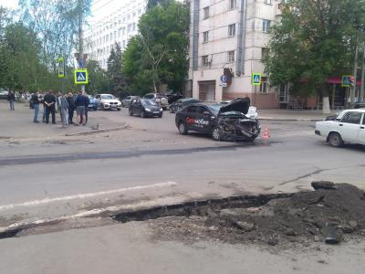 В центре Саратова разбилось такси 