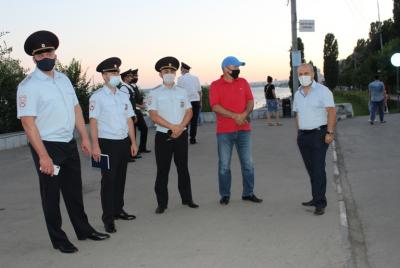 Полицейские и общественники проверили, гуляют ли дети одни ночью Полицейские и общественники проверили, гуляют ли дети одни ночью