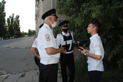 Полицейские и общественники проверили, гуляют ли дети одни ночью Полицейские и общественники проверили, гуляют ли дети одни ночью