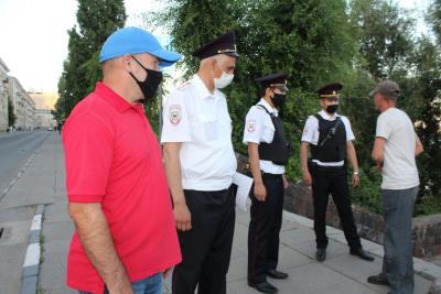 Полицейские и общественники проверили, гуляют ли дети одни ночью Полицейские и общественники проверили, гуляют ли дети одни ночью
