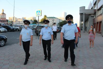 Полицейские и общественники проверили, гуляют ли дети одни ночью Полицейские и общественники проверили, гуляют ли дети одни ночью