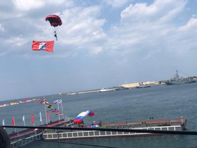 Саратовские чиновники передали десантному кораблю 