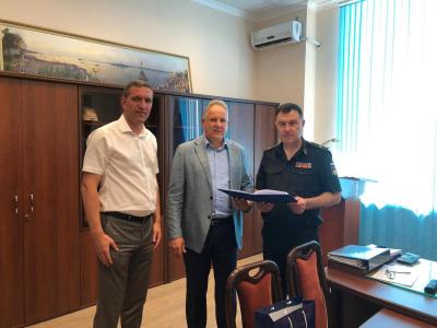 Саратовские чиновники передали десантному кораблю 