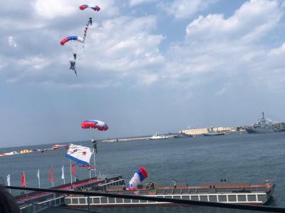 Саратовские чиновники передали десантному кораблю 