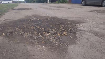 В Саратове на Ивантеевской залатали несколько ям на дороге после видеообращения детей