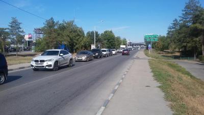 В Саратове и Энгельсе парализовано движение по направлению к мосту