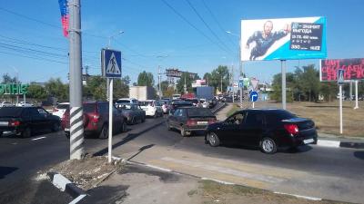В Саратове и Энгельсе парализовано движение по направлению к мосту