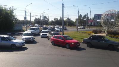В Саратове и Энгельсе парализовано движение по направлению к мосту