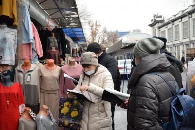 Полицейские нашли на рынке нелегальных продавцов