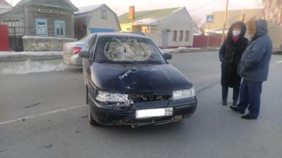 В Балаково пешехода ударом автомобиля отбросило на автобус
