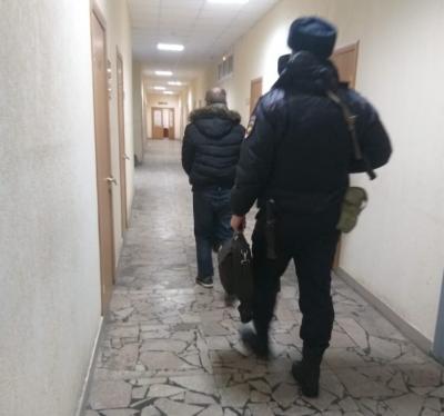 Житель Саратова признался, что избил собутыльницу подлокотником  и табуретом 