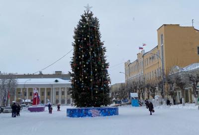 В Вольске обокрали елку на центральной площади В Вольске обокрали елку на центральной площади