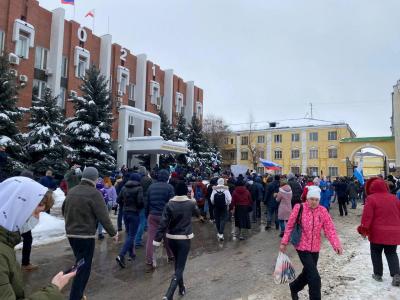 Участники несанкционированной акции в поддержку Алексея Навального  (внесен в реестр иноагентов Минюстом РФ) заняли территорию у Саратовской облдумы
