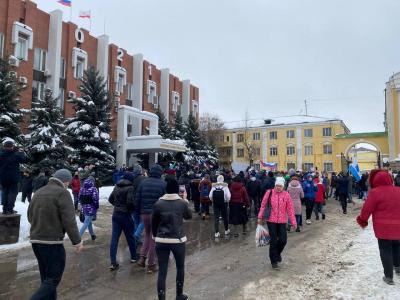Участники несанкционированной акции в поддержку Алексея Навального  (внесен в реестр иноагентов Минюстом РФ) заняли территорию у Саратовской облдумы