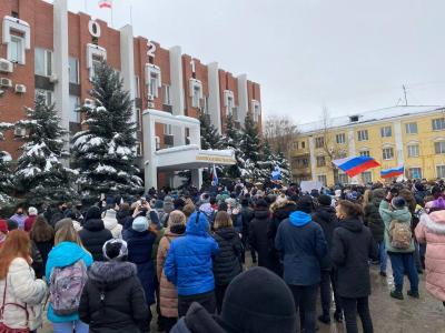 Участники несанкционированной акции в поддержку Алексея Навального  (внесен в реестр иноагентов Минюстом РФ) заняли территорию у Саратовской облдумы